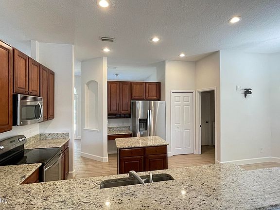 5th image of 433 W Silverthorn Ln
