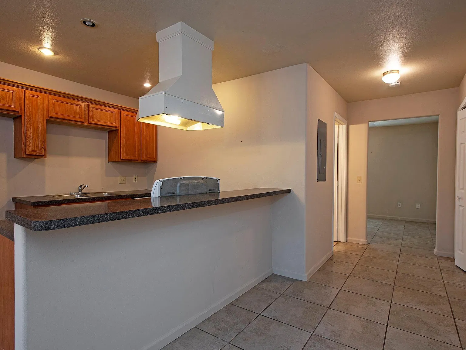 1 bed, 1.0 bath, 10800 sqft, $900 — Photo 3