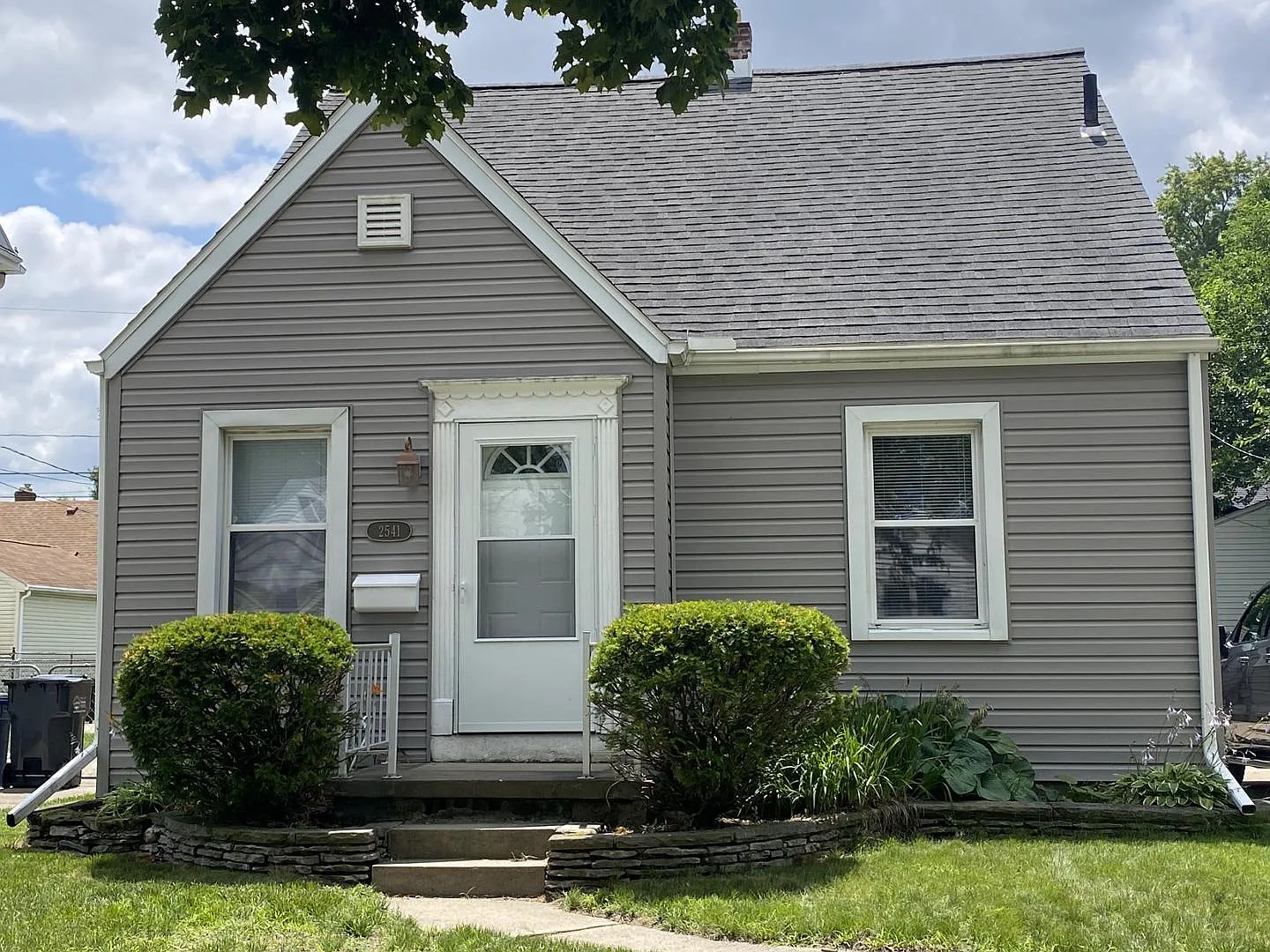 3 bed, 1.0 bath, 1128 sqft, $1,400 — Photo 1