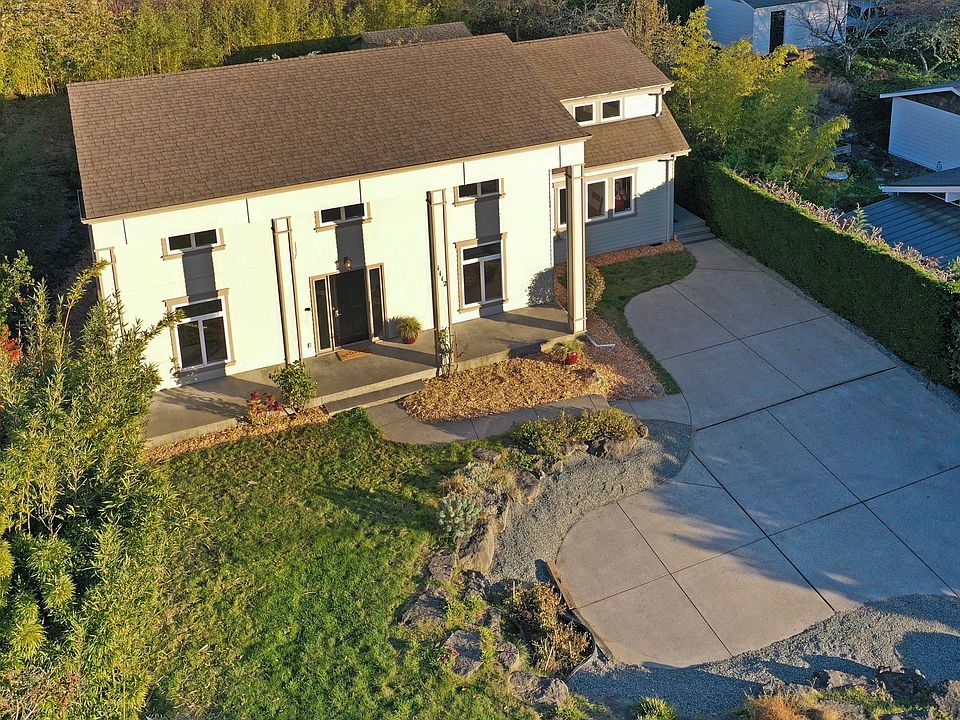 Enjoy All Day Sun at this Top of the Island location, just a short drive, bus ride and downhill (mostly) bike ride to the Seattle ferry.