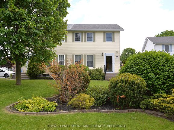 2nd image of 964 Uxbridge Cres