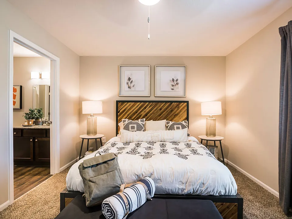 Large Main Bedroom with En-suite Bathroom & Closet