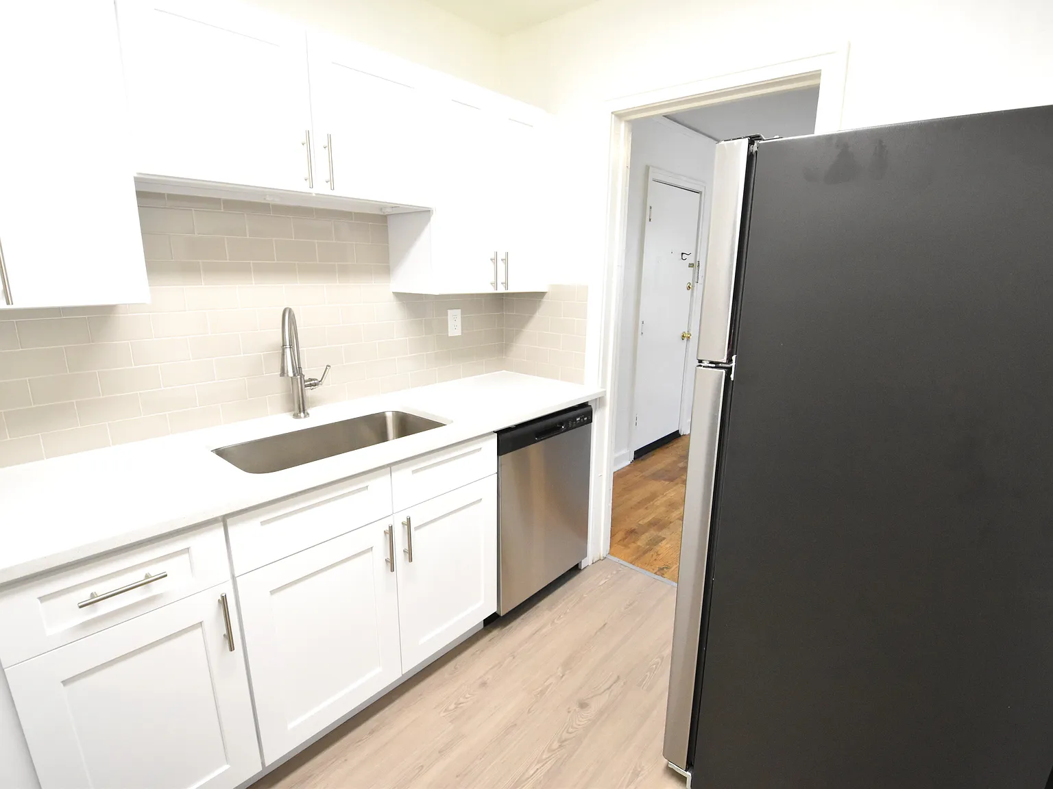 Studio, $990 — Photo 4