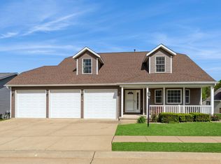 18 Hidden Valley Cir, Davenport, IA 52804