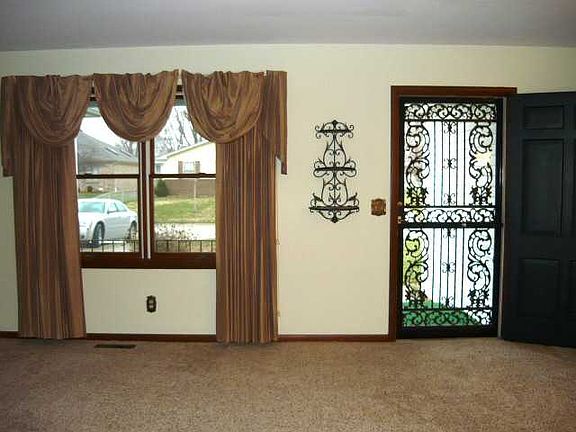 3rd image of 444 Greenacres Dr