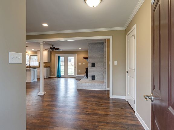 5th image of 105 Iris Dr