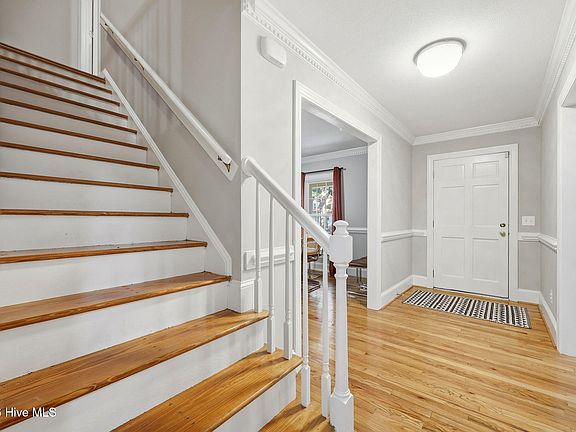5th image of 405 Cedarhurst Road