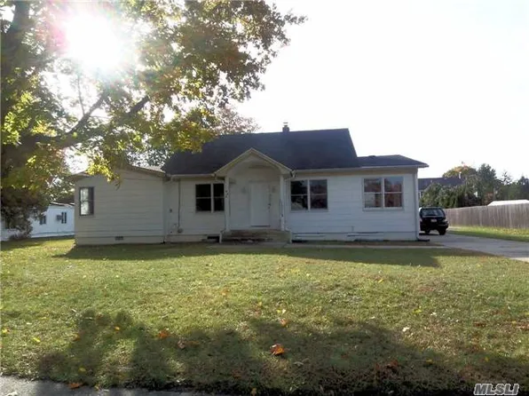 948 Karshick St, Bohemia, NY 11716