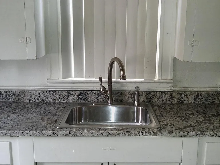 300 E Myrtle St — Photo 1