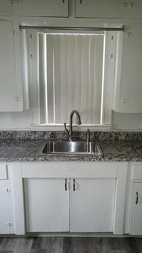 300 E Myrtle St Photo 1