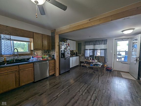 4th image of 604 W 9th St