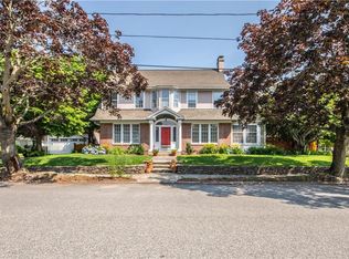33 Sefton Dr, Cranston, RI 02905