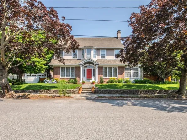 33 Sefton Dr, Cranston, RI 02905