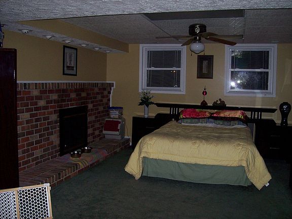 This is an awesome family room!