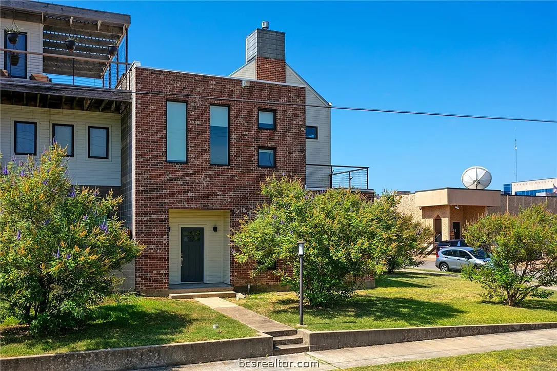 2 bed, 2032 sqft, $2,400 — Photo 2