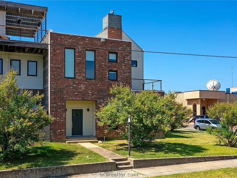 217 N Houston Ave — Photo 2