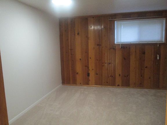 right side of bedroom