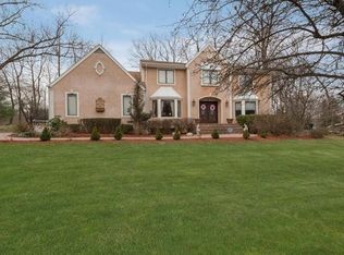 1 Lisa Ln, Chestnut Ridge, NY 10977