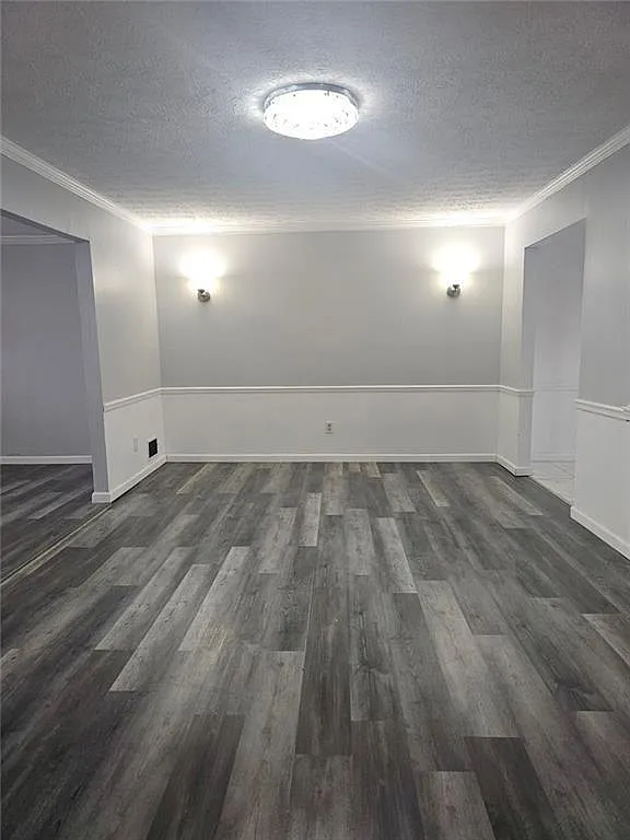 3 bed, 2.0 bath, 2200 sqft, $2,200 — Photo 3