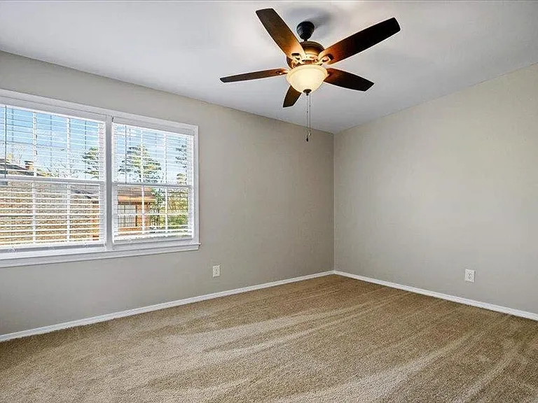 731 Coventry Ln #D — Photo 2