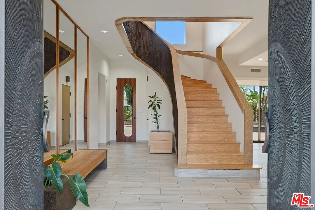 5 bed, 4.5 bath, 4682 sqft, $15,000 — Photo 3