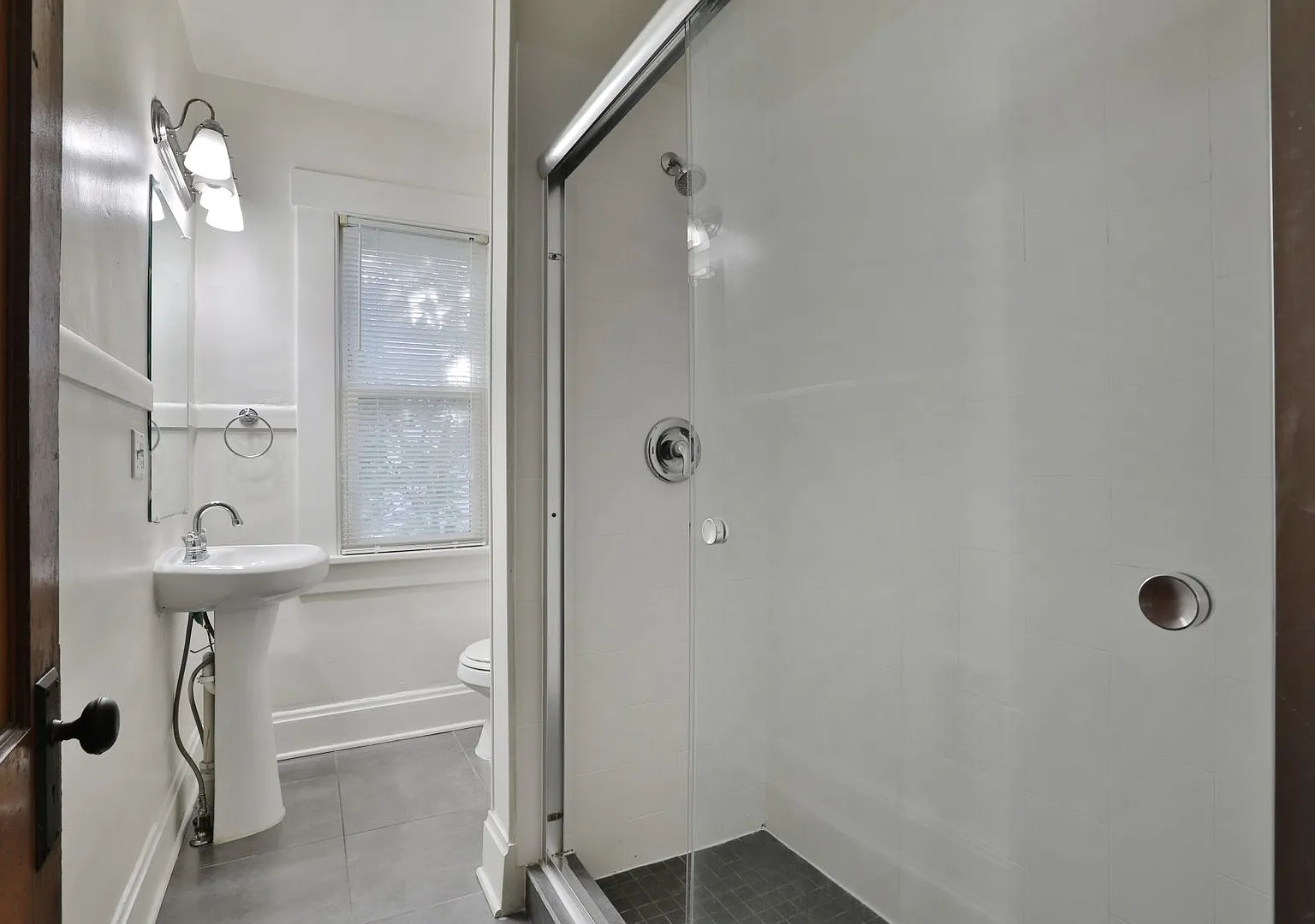 4 Bedroom North Campus Newly Remodeled House with 2 Decks and Patio — Photo 4
