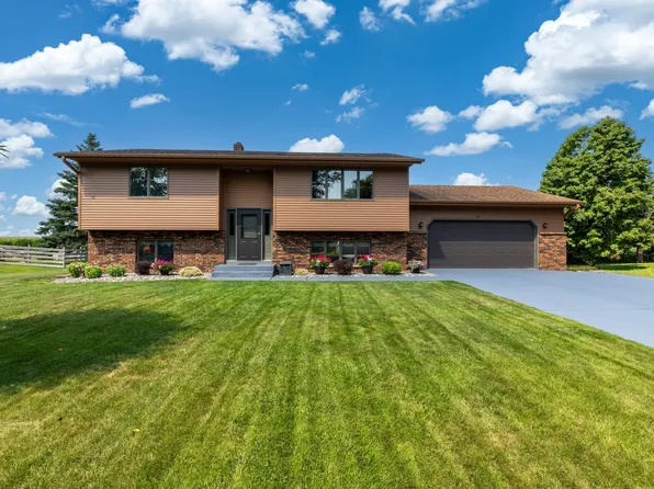 902 Park Ln, Belle Plaine, MN 56011
