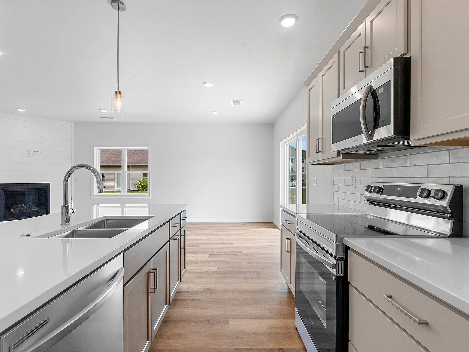 2 bed, 1400 sqft, $2,400 — Photo 2