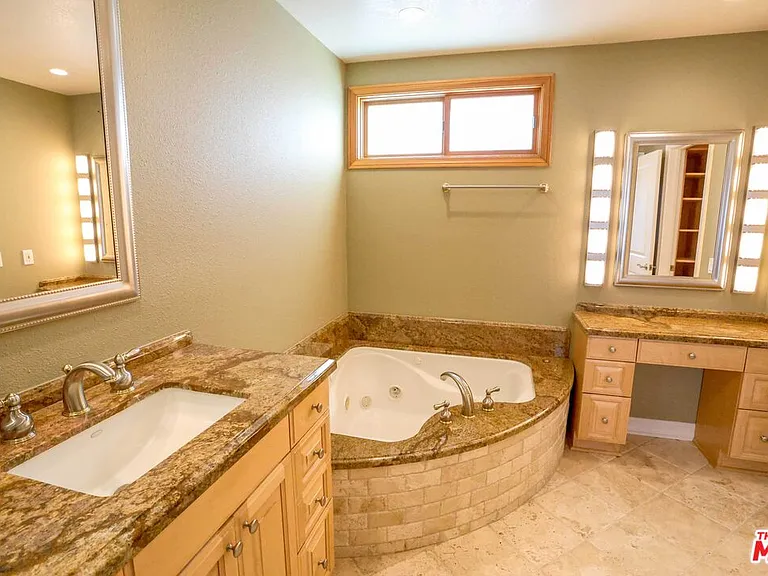 17097 Palisades Cir — Photo 11