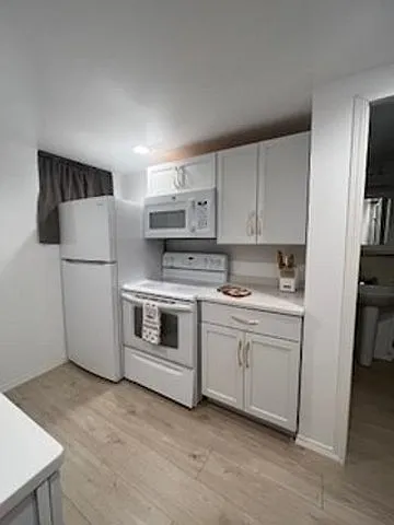 6419 N 62nd Ave #4 — Photo 2