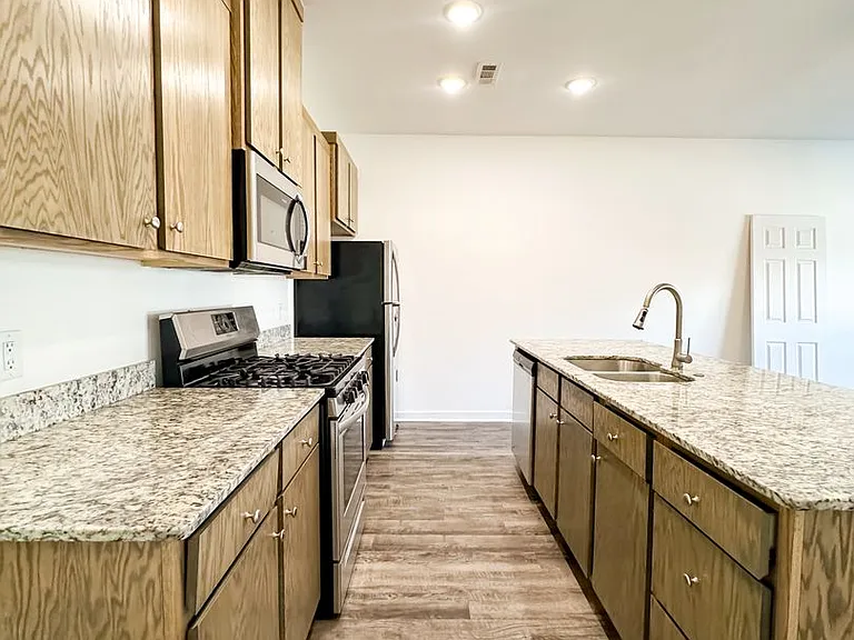 325 Westbrook Ct — Photo 6