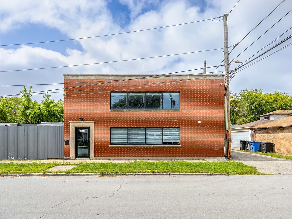 4904 W Gunnison St #1F