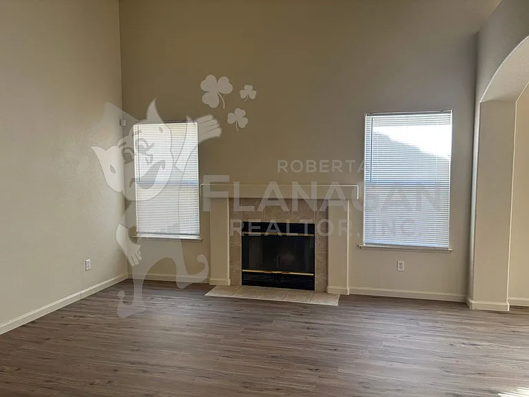 2845 N Mountain Spring Ct — Photo 2