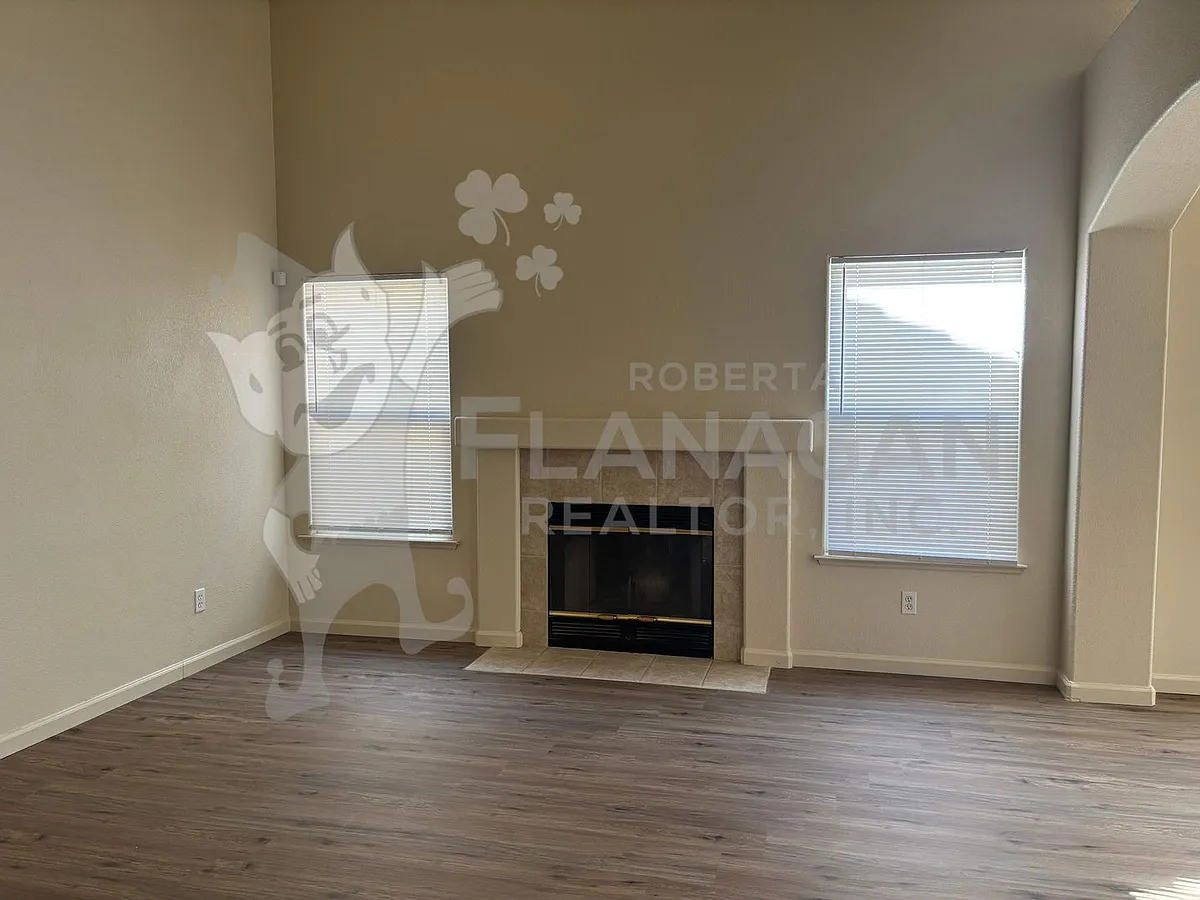 Building Photo - 2845 N Mountain Spring Ct