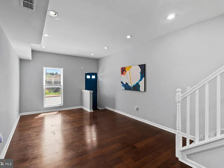324 Oldham St — Photo 4