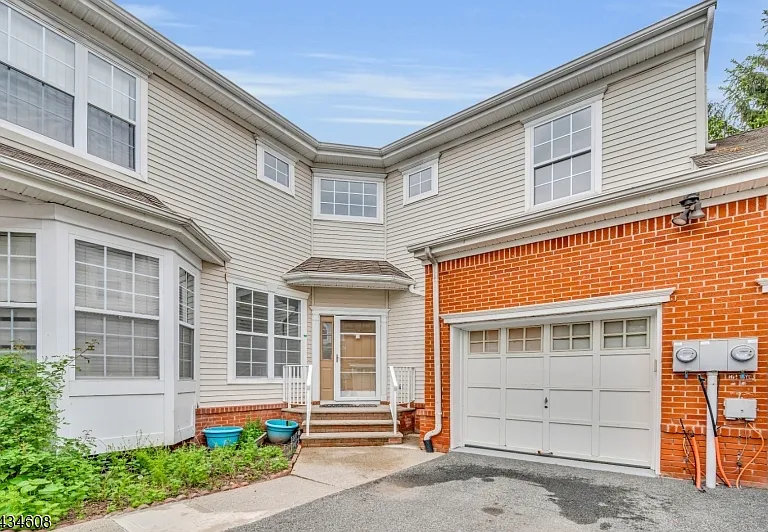 63 Albert Ct — Photo 1