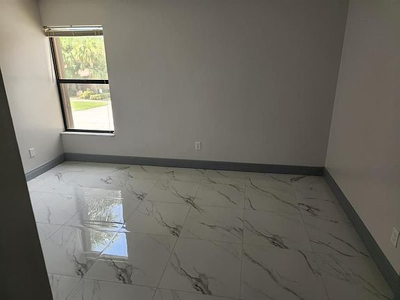 3rd image of 106 Lakeview Dr E