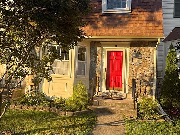 2nd image of 18 Hunters Gate Ct