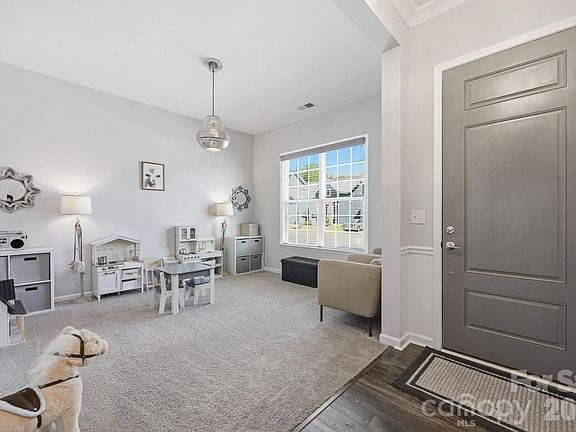 5th image of 134 Winterberry St