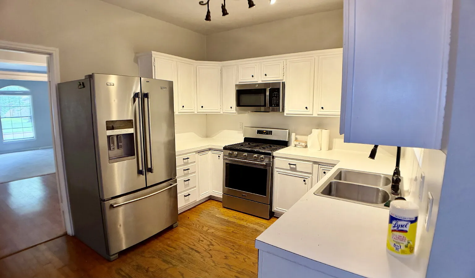 4 bed, 2.5 bath, 2265 sqft, $2,700 — Photo 2