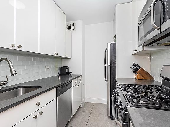5th image of 300 E 71st St APT 3A