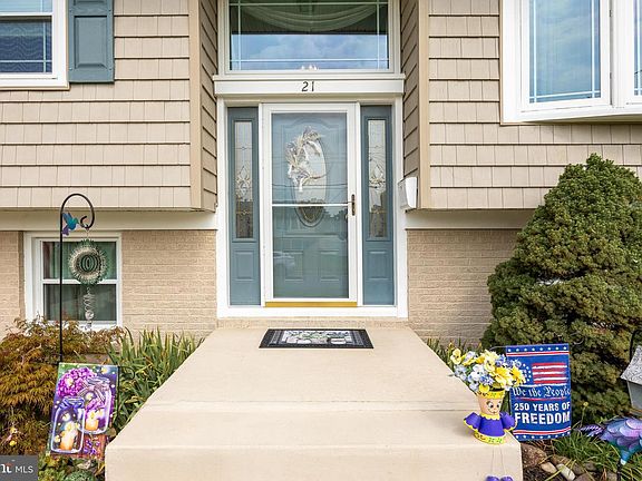 4th image of 21 Colby Ave