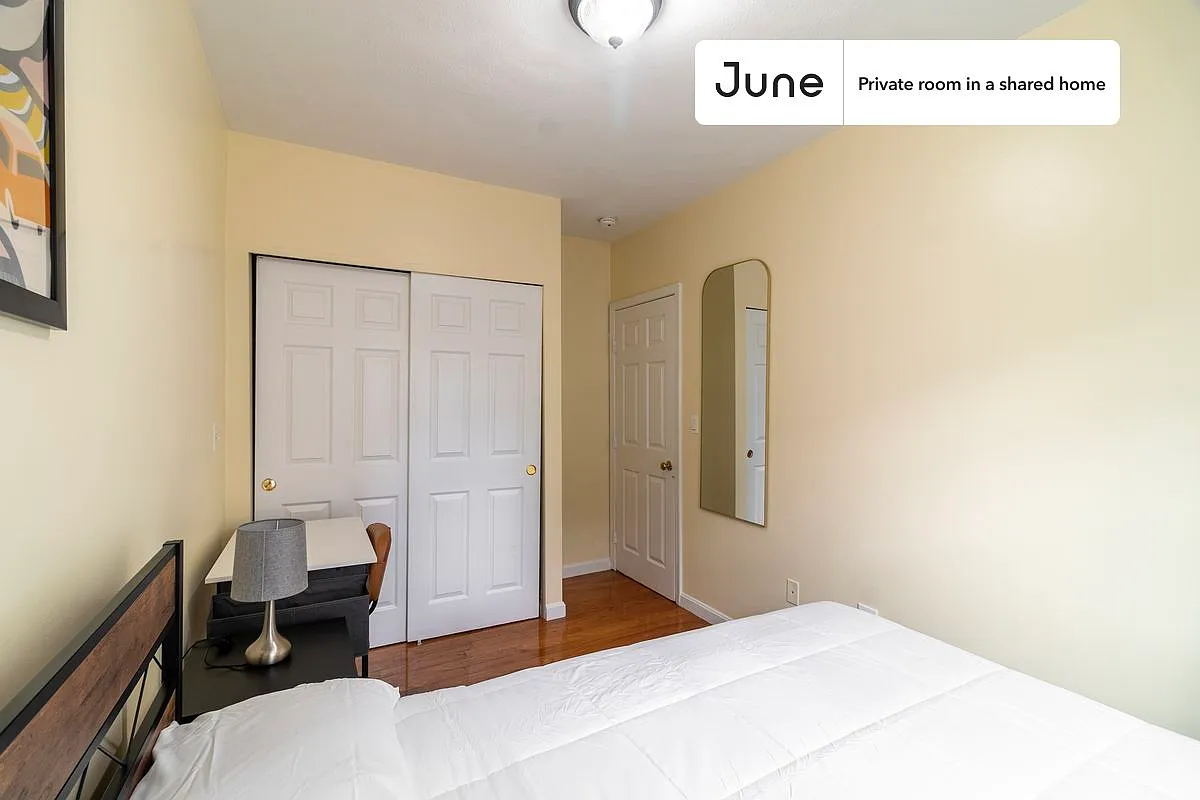 Queen bedroom in 3 bed/2 bath home in East Boston #1849 A — Photo 3