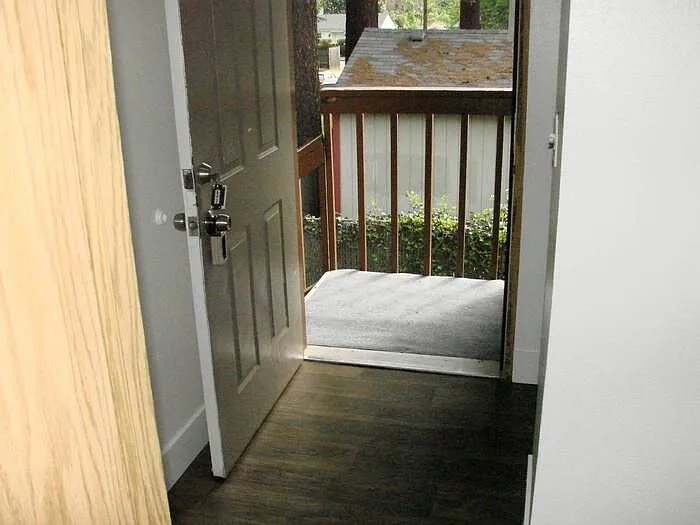 2 bed, 1.0 bath, 800 sqft, $1,245 — Photo 2