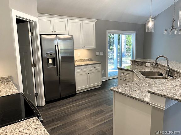 3rd image of 445 Wildwood Cir