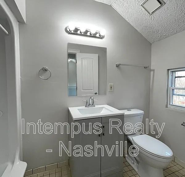 109 W Trinity Ln — Photo 11