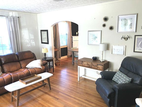 4th image of 1077 Ingleside Ave