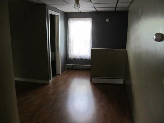 upstairs hallway-to 3 bd