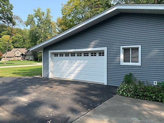 3rd image of 8675 Hornbeam Ln