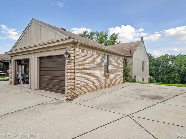 11991 Shenandoah Dr #4, South Lyon, MI 48178